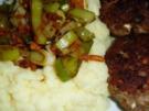 Frikadellen mit Möhren-Lauch-Gemüse im Kartoffelnest - Rezept
