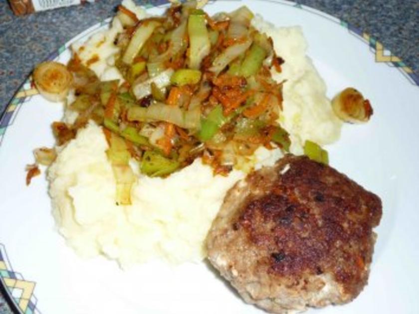 Frikadellen mit Möhren Lauch Gemüse im Kartoffelnest - einfach - von cleo64