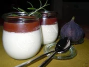 Rezept: Rosmarin-Panna-Cotta mit Feigensauce Rosmarin-Panna-Cotta mit Feigensauce - Rezept