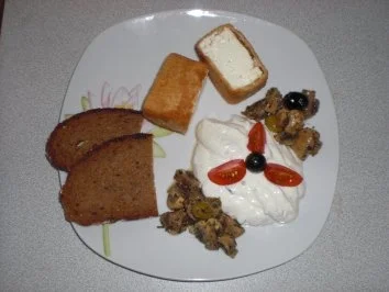 Gebackener Feta mit Dip und Champignon-Antipasti - Rezept