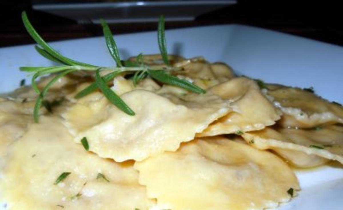 Ravioli mit Gorgonzola-Walnuss-Füllung - Rezept - kochbar.de