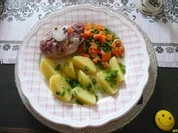 Schwein :  Knöchelchen (Minieisbein) mit Mischgemüse und Salzkartoffeln - Rezept