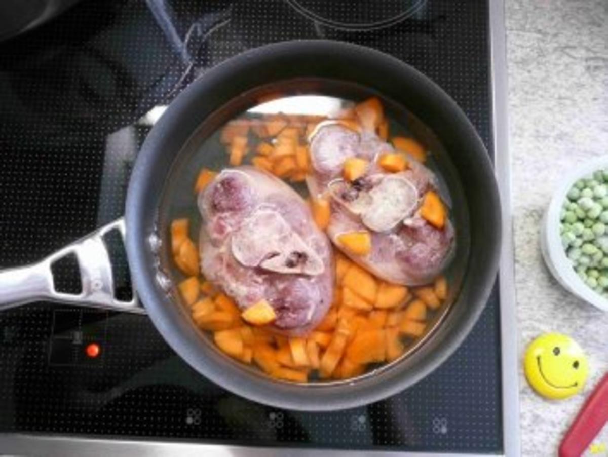 Schwein :  Knöchelchen (Minieisbein) mit Mischgemüse und Salzkartoffeln - Rezept - Bild Nr. 2