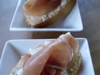 Rezept: Erdnuss- Frischkäsecreme mit Datteln und Proscuito Erdnuss- Frischkäsecreme mit Datteln und Proscuito - Rezept