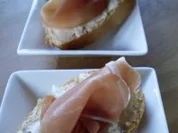 Erdnuss- Frischkäsecreme mit Datteln und Proscuito - Rezept