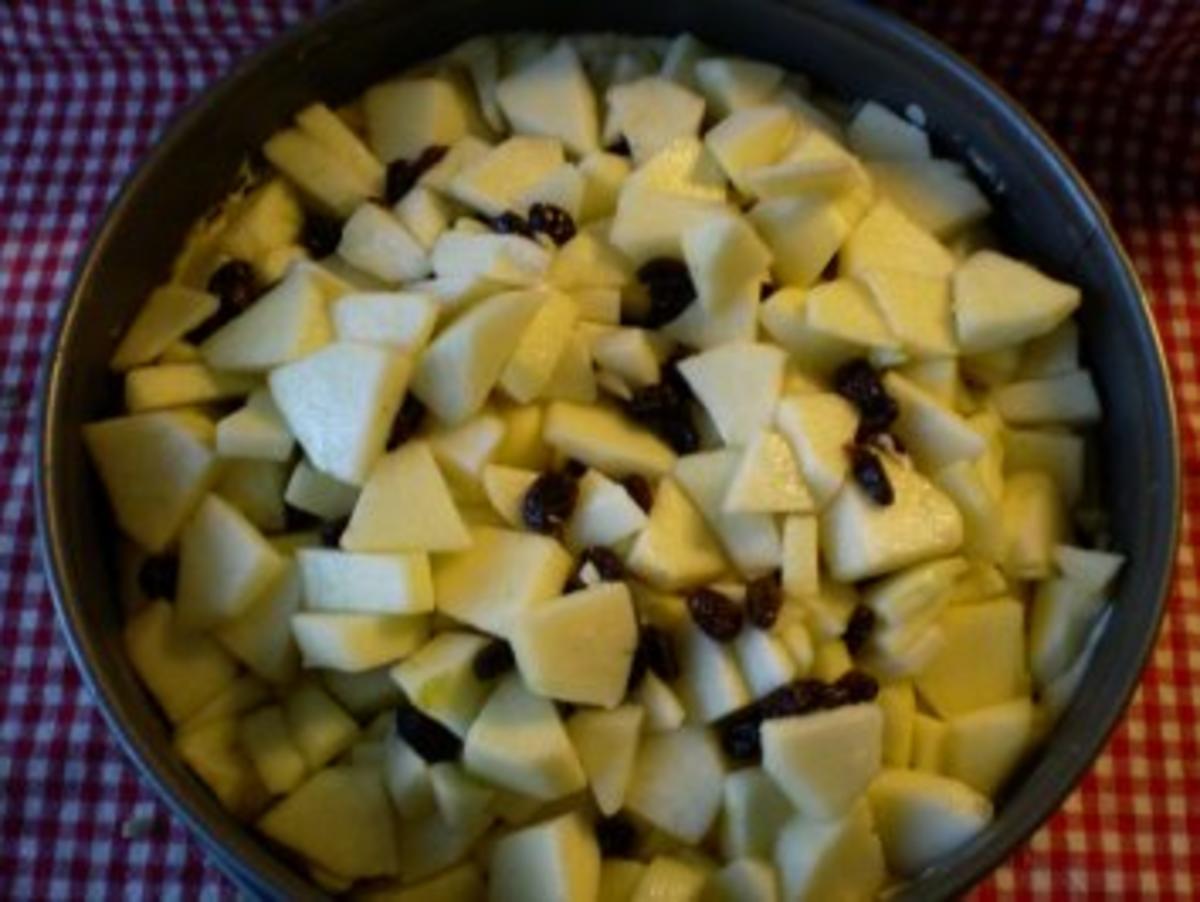 Apfelkuchen mit Rumrosinen - Rezept - Bild Nr. 5