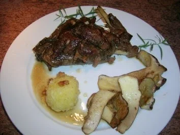 Hasenkeulen gespickt/ mit Steinpilzen und rohem Knödel - der Herbst kann kommen - Rezept - Bild Nr. 8