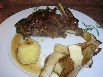 Hasenkeulen gespickt/ mit Steinpilzen und rohem Knödel - der Herbst kann kommen - Rezept - Bild Nr. 9