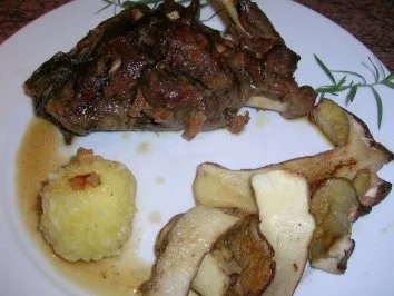 Hasenkeulen gespickt/ mit Steinpilzen und rohem Knödel - der Herbst kann kommen - Rezept - Bild Nr. 2