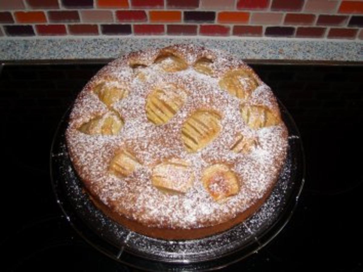 Apfelkuchen mit Zitrone und Joghurt - Rezept - Bild Nr. 3