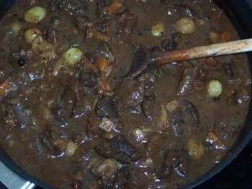 Rezept: Wildschweingulasch mit Pfifferlingen und Weintrauben Wildschweingulasch mit Pfifferlingen und Weintrauben - Rezept