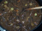 Wildschweingulasch mit Pfifferlingen und Weintrauben - Rezept