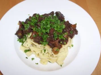 Rezept: Wildschweingulasch mit Pfifferlingen und Weintrauben Bild Nr. 2 Wildschweingulasch mit Pfifferlingen und Weintrauben - Rezept - Bild Nr. 2