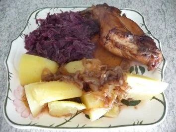 Kaninchen : Keule mit Zwiebelsoße, an Rotkohl und Salzkartoffeln - Rezept