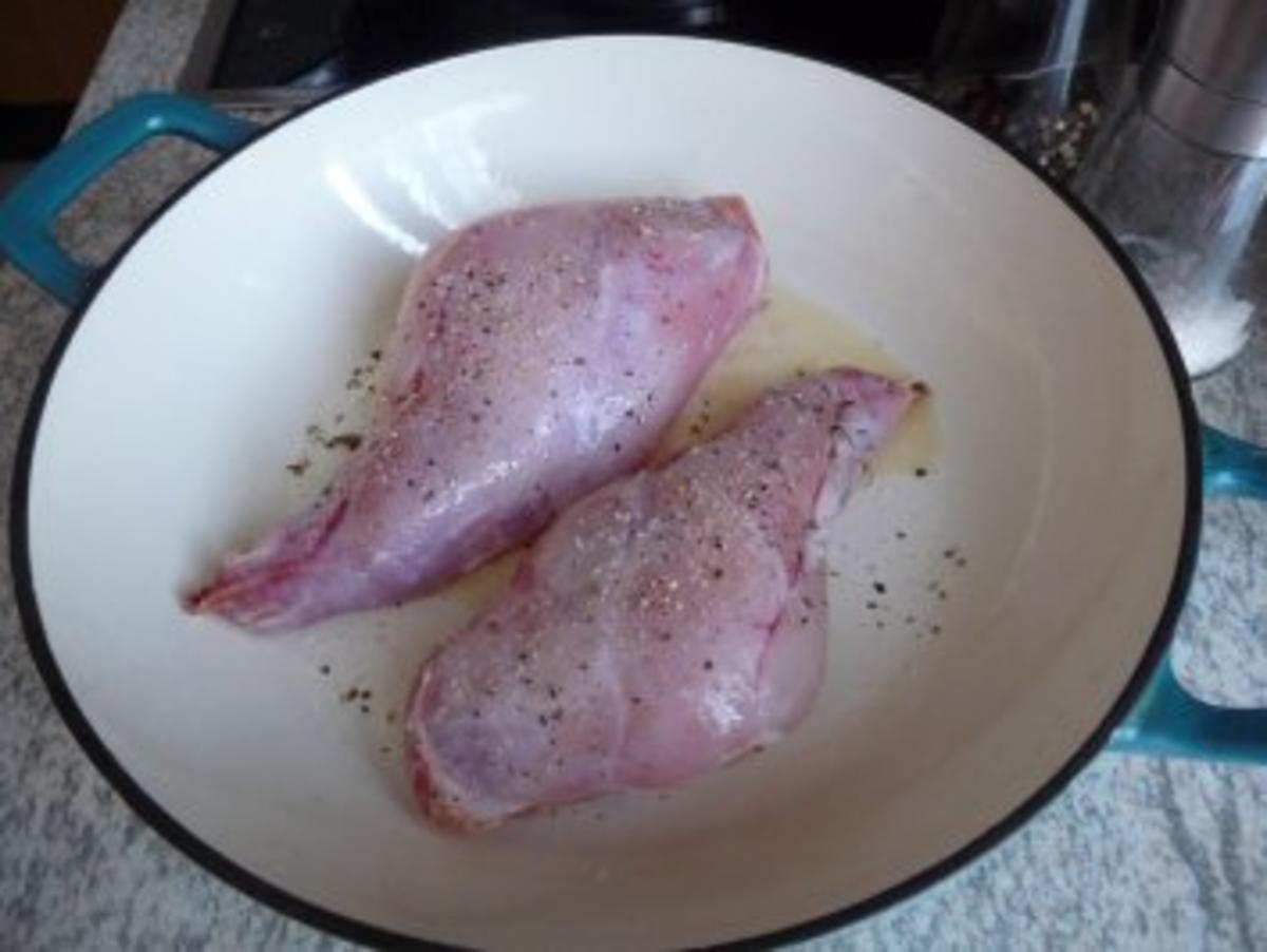 Kaninchen : Keule mit Zwiebelsoße, an Rotkohl und Salzkartoffeln - Rezept - Bild Nr. 2