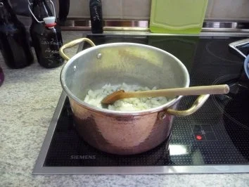 Kaninchen : Keule mit Zwiebelsoße, an Rotkohl und Salzkartoffeln - Rezept - Bild Nr. 6