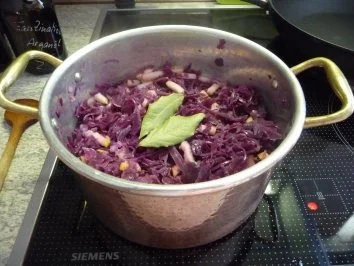Kaninchen : Keule mit Zwiebelsoße, an Rotkohl und Salzkartoffeln - Rezept - Bild Nr. 10