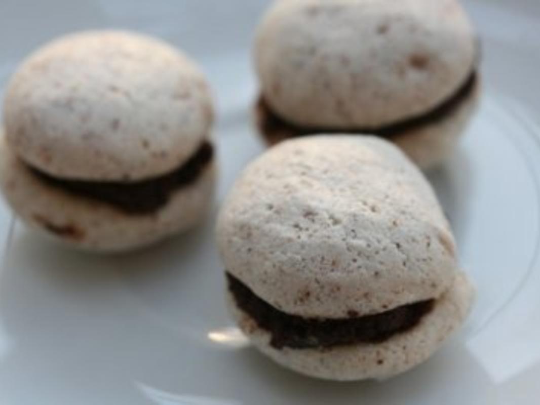 Mandel-Schoko-Macarons - Rezept mit Bild - kochbar.de