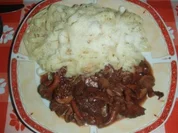 Bandnudeln mit Pfifferlingsauce und Salat - Rezept