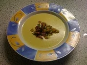 Kartoffelrahmsuppe mit Pfifferlingen und knusprigen Kartoffelwürfeln - Rezept