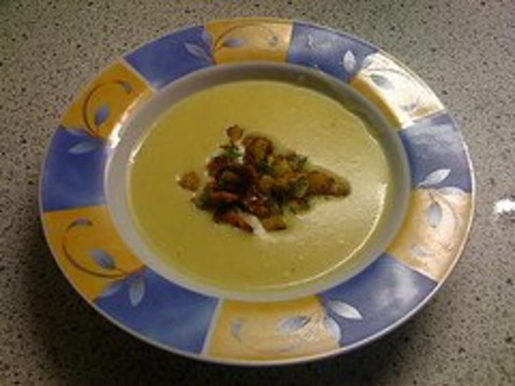 Kartoffelrahmsuppe mit Pfifferlingen und knusprigen Kartoffelwürfeln
