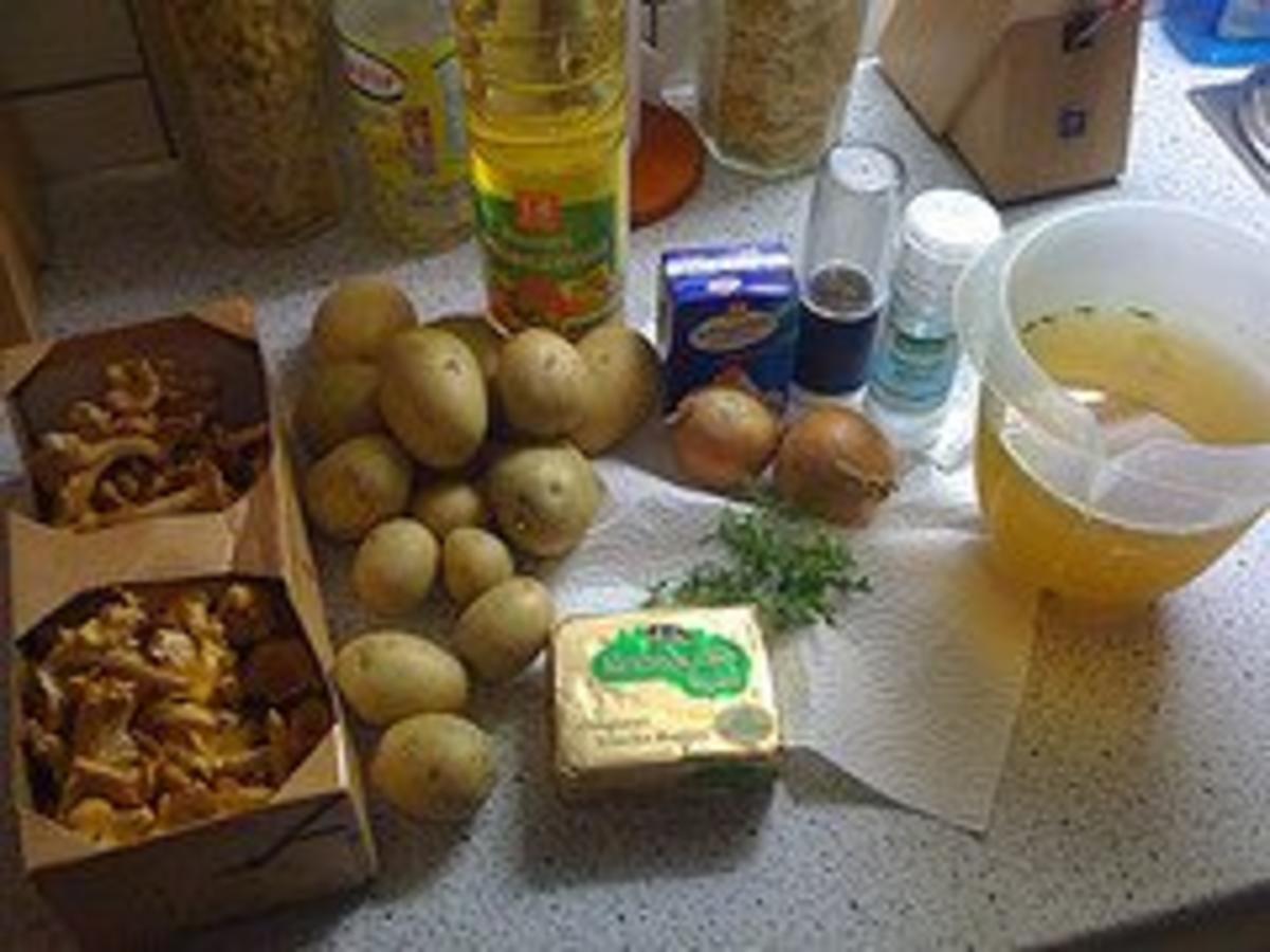 Kartoffelrahmsuppe mit Pfifferlingen und knusprigen Kartoffelwürfeln - Rezept - Bild Nr. 2