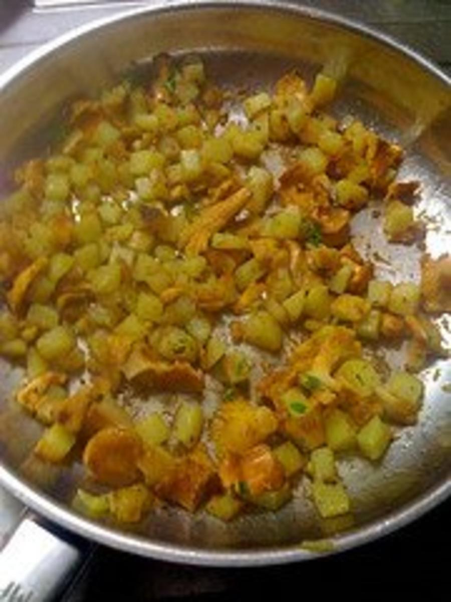 Kartoffelrahmsuppe mit Pfifferlingen und knusprigen Kartoffelwürfeln - Rezept - Bild Nr. 3