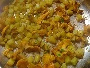 Rezept: Kartoffelrahmsuppe mit Pfifferlingen und knusprigen Kartoffelwürfeln Bild Nr. 3 Kartoffelrahmsuppe mit Pfifferlingen und knusprigen Kartoffelwürfeln - Rezept - Bild Nr. 3