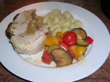 Spanferkelkeule mariniert mit Gemüse und Gnocchi - Rezept - Bild Nr. 2