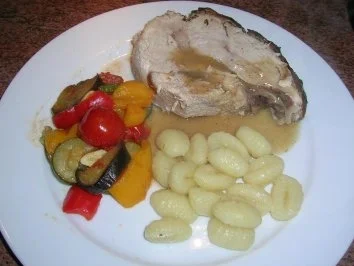 Spanferkelkeule mariniert mit Gemüse und Gnocchi - Rezept