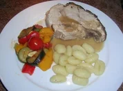 Spanferkelkeule mariniert mit Gemüse und Gnocchi - Rezept