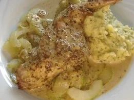 Kaninchenkeule mit Kartoffel-Zwiebel-Pürree und Schmorgurkengemüse - Rezept
