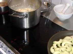 Kaninchenkeule mit Kartoffel-Zwiebel-Pürree und Schmorgurkengemüse - Rezept - Bild Nr. 7