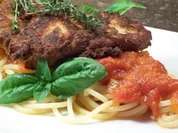 Schweinelende in Bergkäse-Ei-Hülle zu pikant-fruchtiger Tomatensauce auf Pasta - Rezept