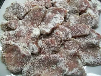 Schweinelende in Bergkäse-Ei-Hülle zu pikant-fruchtiger Tomatensauce auf Pasta - Rezept - Bild Nr. 3