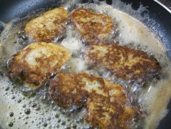 Schweinelende in Bergkäse-Ei-Hülle zu pikant-fruchtiger Tomatensauce auf Pasta - Rezept - Bild Nr. 5