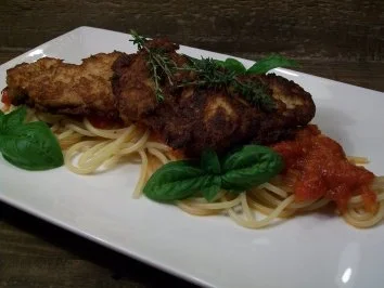 Schweinelende in Bergkäse-Ei-Hülle zu pikant-fruchtiger Tomatensauce auf Pasta - Rezept - Bild Nr. 6