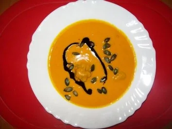 Kürbiscremèsuppe mit Nordseekrabben und Fleischbällchen - Rezept - Bild Nr. 2