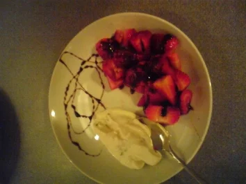 Erdbeeren mit Balsamico-Dressing und Quarkcreme - Rezept