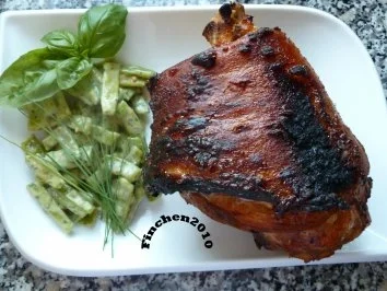 Knusprige Honig-Haxen an Gartenböhnchen in kräutrigem Ziegenrahm - Rezept