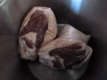 Knusprige Honig-Haxen an Gartenböhnchen in kräutrigem Ziegenrahm - Rezept - Bild Nr. 4