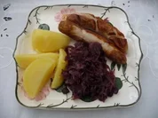 Hauptgerichte - Kalbsbratwürste mit Rotkohl und Salzkartoffeln - Rezept