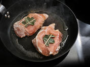 Kabeljau-Saltimbocca mit Schnittlauchkartoffeln auf  Weißweinschaum - Rezept - Bild Nr. 5