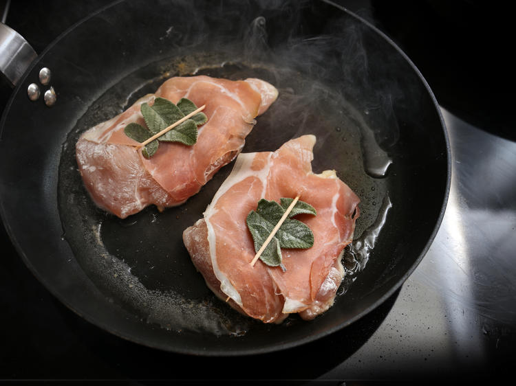 Kabeljau-Saltimbocca mit Schnittlauchkartoffeln auf Weißweinschaum ...