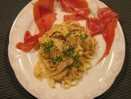 Rezept: Steinpilze mit Sahnetagliatelle und Parmaschinken Steinpilze mit Sahnetagliatelle und Parmaschinken - Rezept