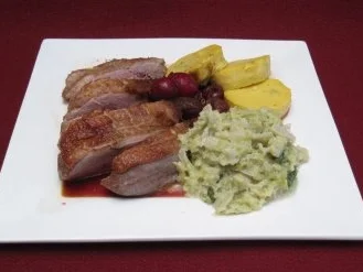 Barbarie-Entenbrust an Sauerkirschenjus mit Rahmwirsing und Polenta - Rezept