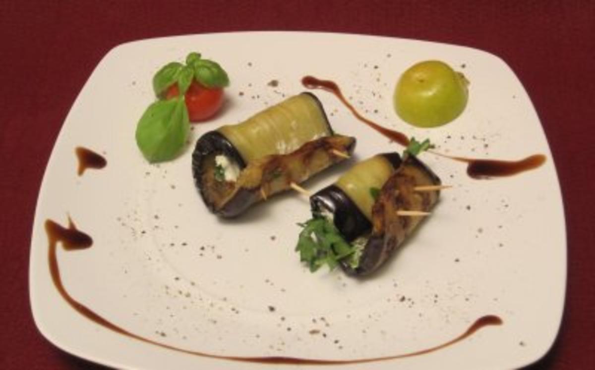 Auberginenröllchen mit Rucola und Roquefort gefüllt - Rezept - kochbar.de
