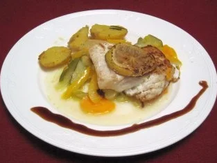 Rezept: Steinbeißer auf mediterranem Gemüse und dünnen Kartoffelscheiben Steinbeißer auf mediterranem Gemüse und dünnen Kartoffelscheiben - Rezept