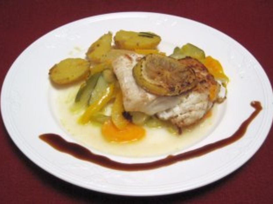 Steinbeißer auf mediterranem Gemüse und dünnen Kartoffelscheiben ...