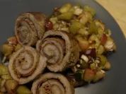 Kalbschnitzelröllchen an pikantem Pfirsich-Melonen-Salat - Rezept